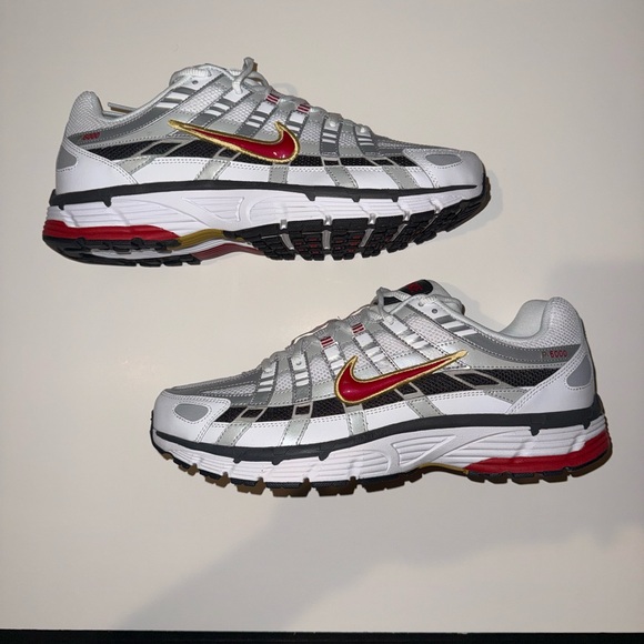 Nike White and Red Sneakers Trainers - Picture 1 of 5